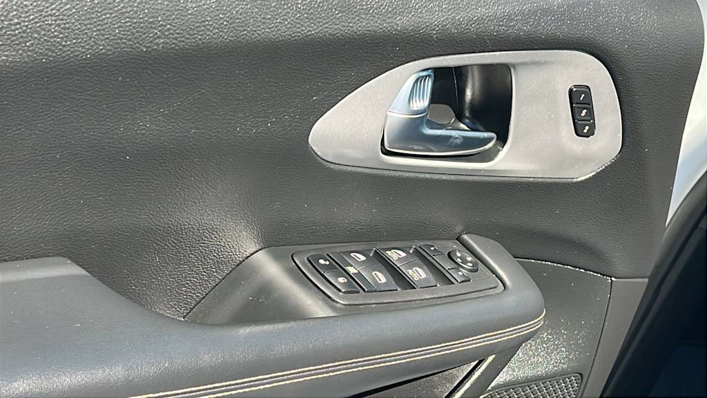 Thumbnail: 2023 Chrysler Pacifica - 28