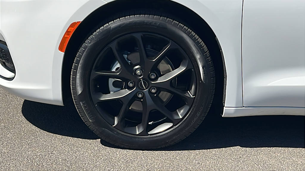 Thumbnail: 2023 Chrysler Pacifica - 8