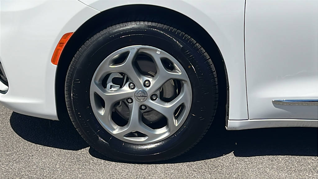 Thumbnail: 2023 Chrysler Pacifica - 8