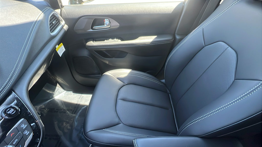 Thumbnail: 2027 Chrysler Pacifica - 11