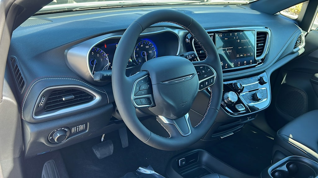 Thumbnail: 2027 Chrysler Pacifica - 2
