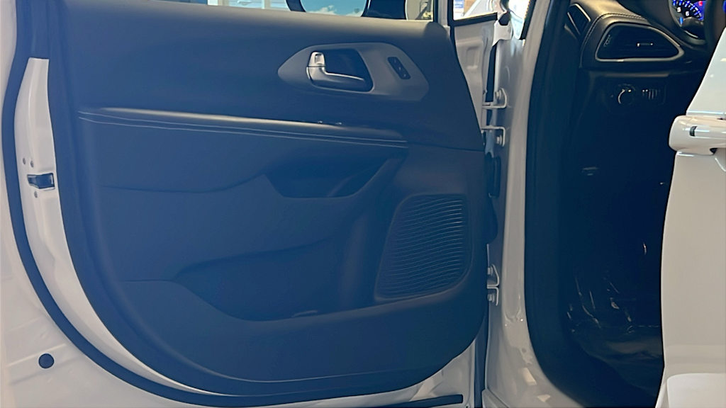 Thumbnail: 2027 Chrysler Pacifica - 27