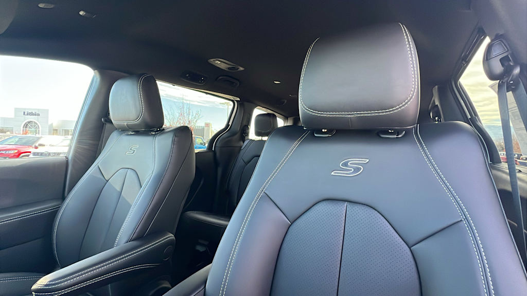 Thumbnail: 2026 Chrysler Pacifica - 10