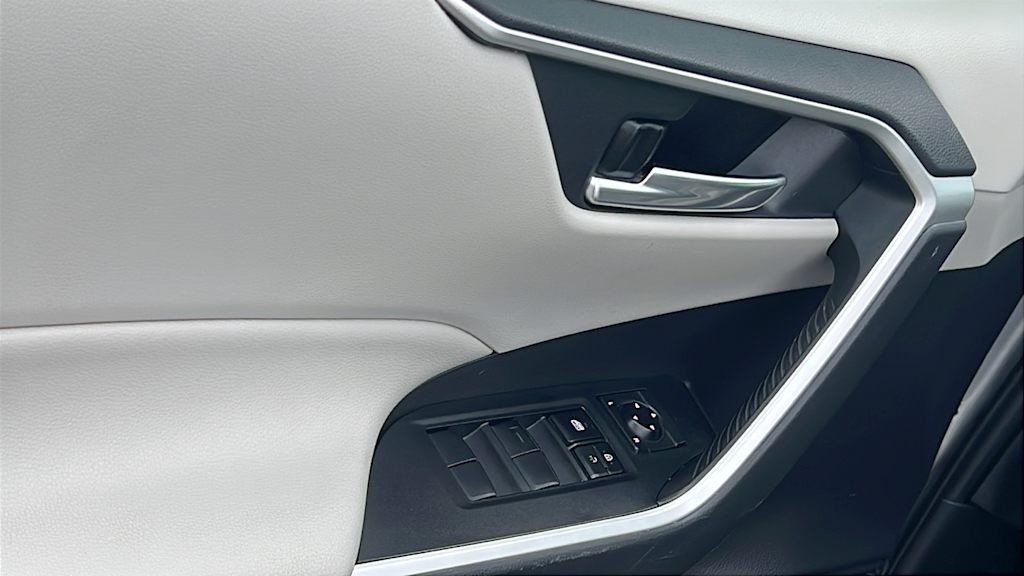Thumbnail: 2020 Toyota RAV4 - 28