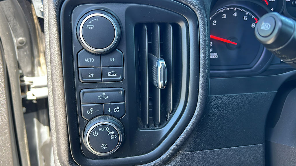 2023 Chevrolet Silverado 1500 Custom 31