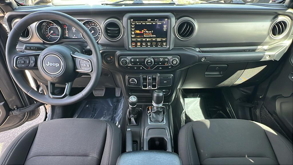 Thumbnail: 2023 Jeep Gladiator - 13