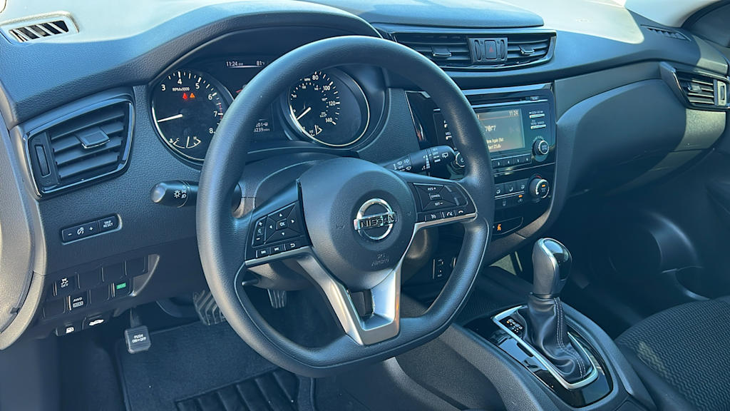 Thumbnail: 2017 Nissan Rogue Sport - 2