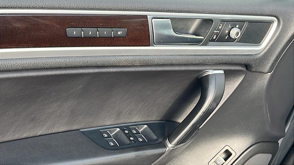 Thumbnail: 2016 Volkswagen Touareg - 26