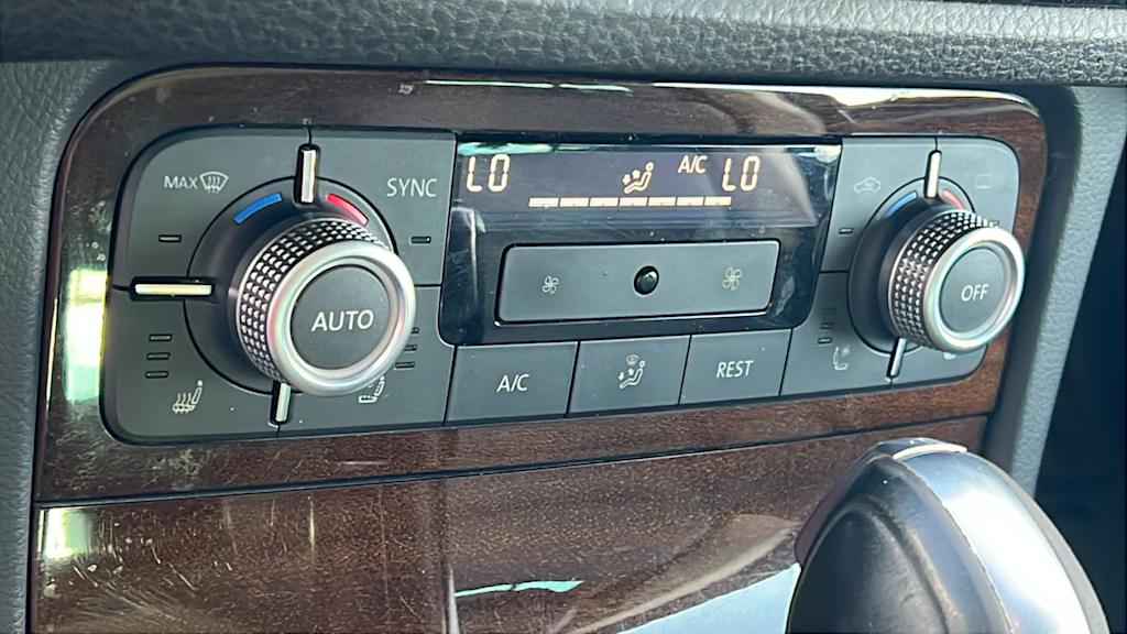 Thumbnail: 2016 Volkswagen Touareg - 21