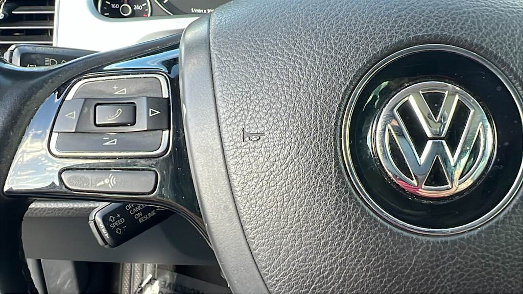 Thumbnail: 2016 Volkswagen Touareg - 24