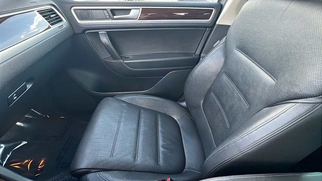 Thumbnail: 2016 Volkswagen Touareg - 11