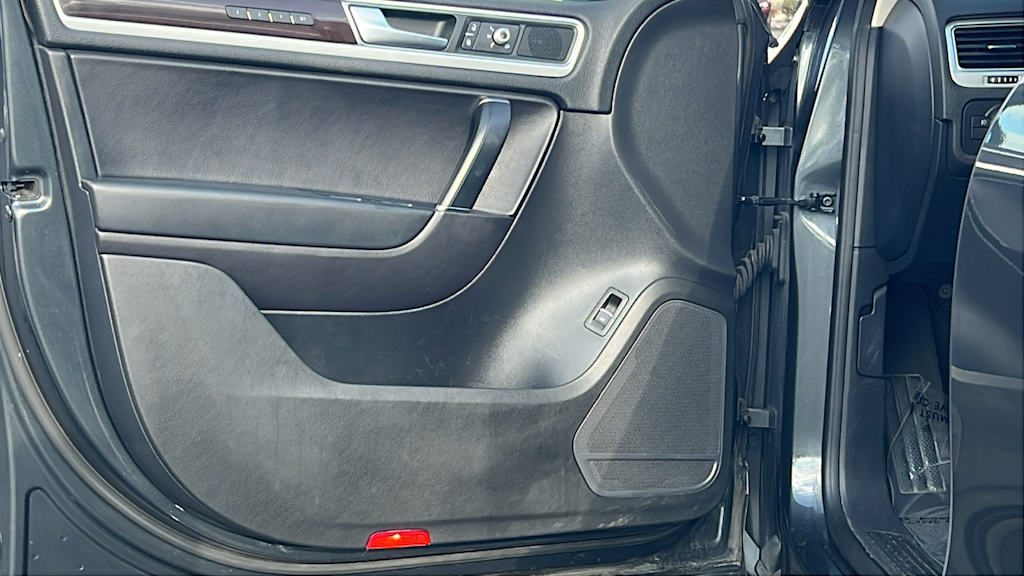 Thumbnail: 2016 Volkswagen Touareg - 27