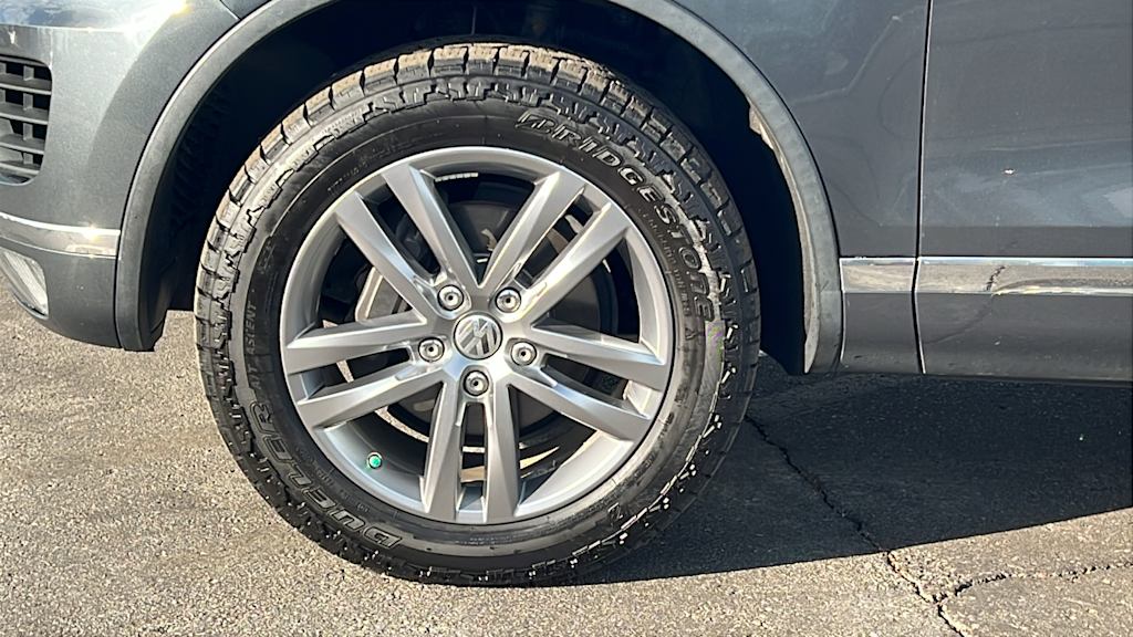 Thumbnail: 2016 Volkswagen Touareg - 8