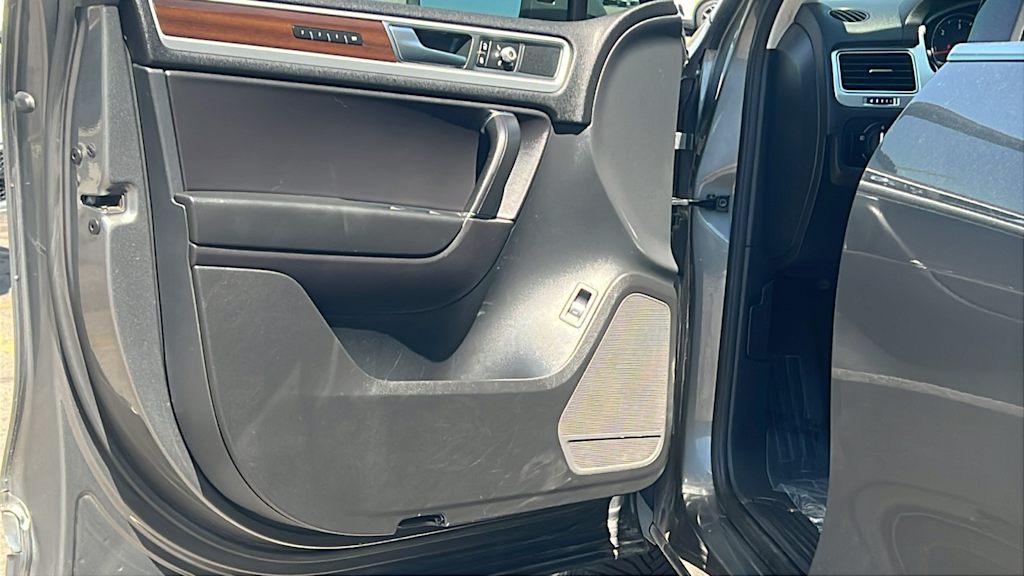 Thumbnail: 2016 Volkswagen Touareg - 28