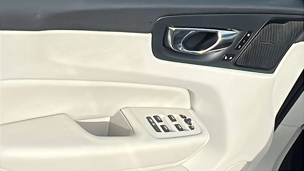 Thumbnail: 2023 Volvo XC60 - 28