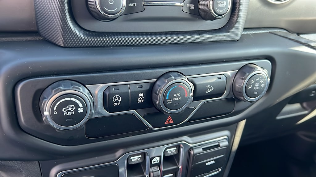 Thumbnail: 2019 Jeep Wrangler - 23