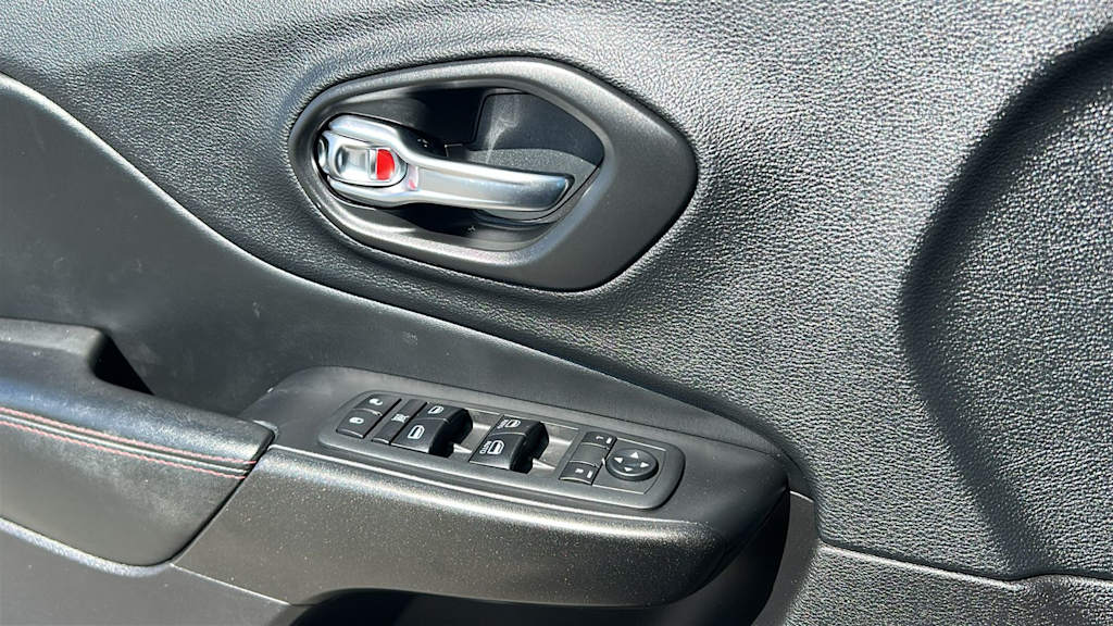 Thumbnail: 2020 Jeep Cherokee - 28