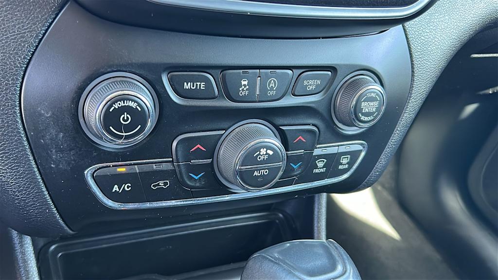 Thumbnail: 2020 Jeep Cherokee - 23