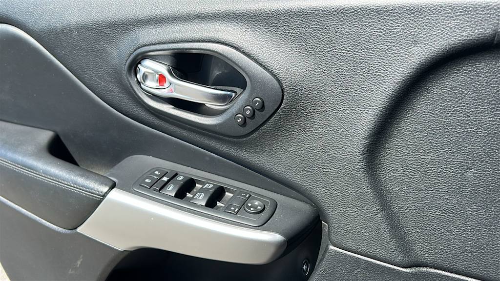 Thumbnail: 2017 Jeep Cherokee - 27
