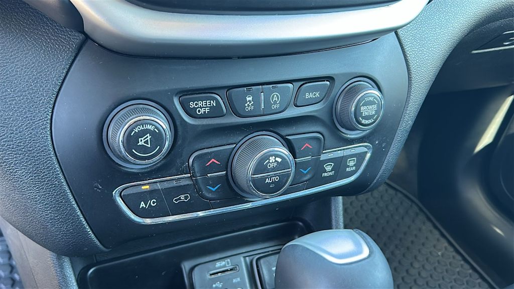 Thumbnail: 2017 Jeep Cherokee - 22