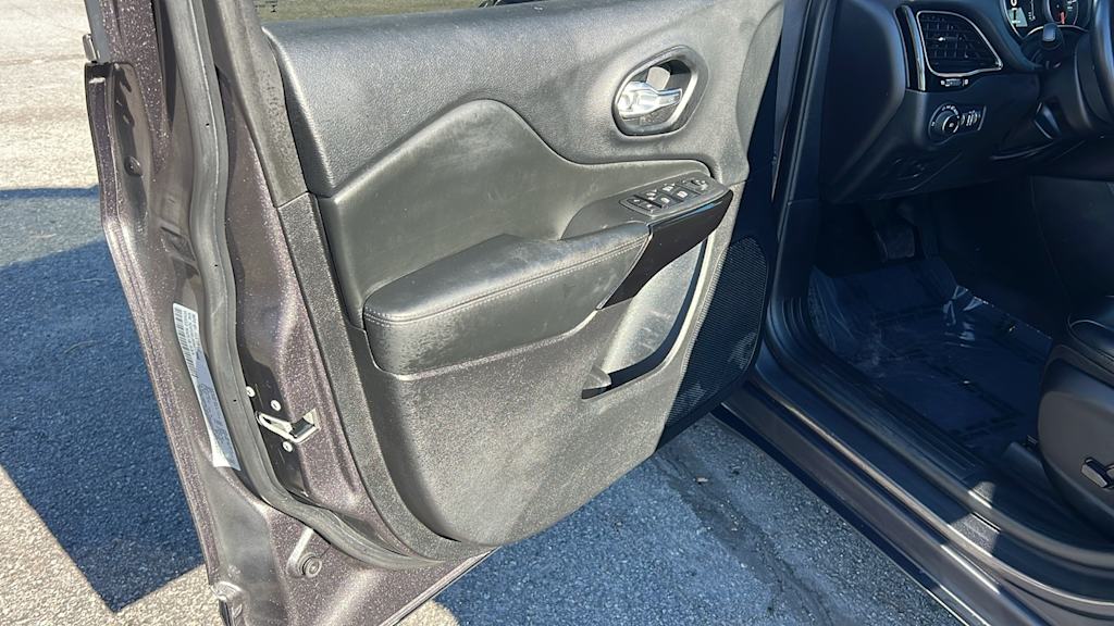 Thumbnail: 2021 Jeep Cherokee - 28