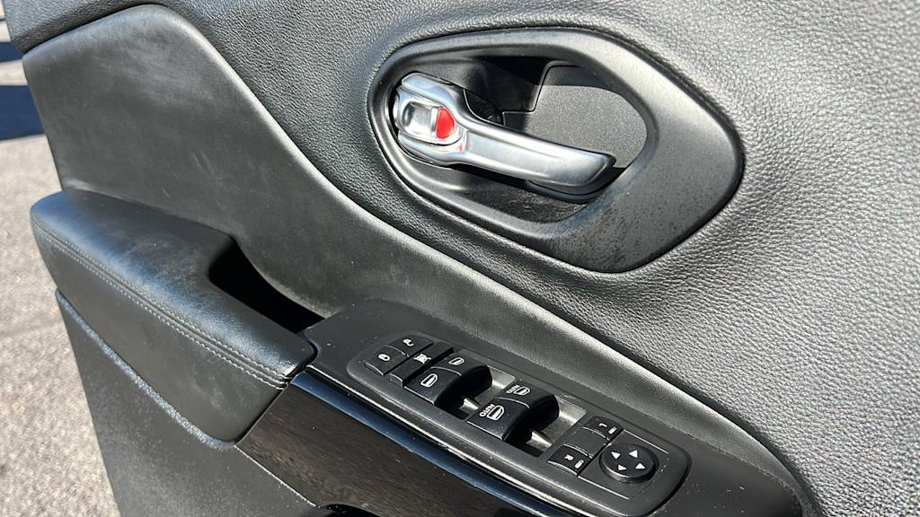 Thumbnail: 2021 Jeep Cherokee - 7