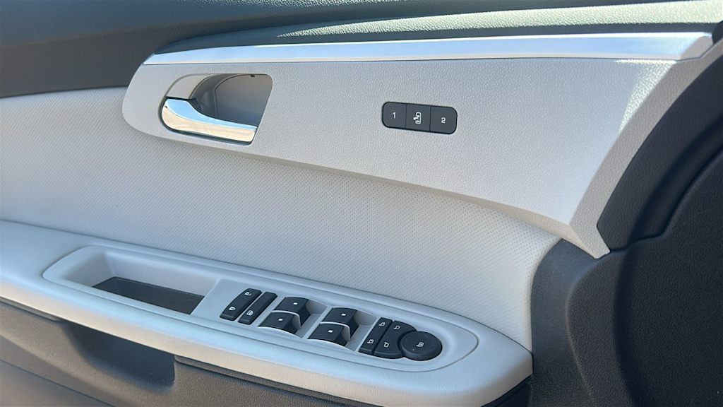 Thumbnail: 2012 Chevrolet Traverse - 21