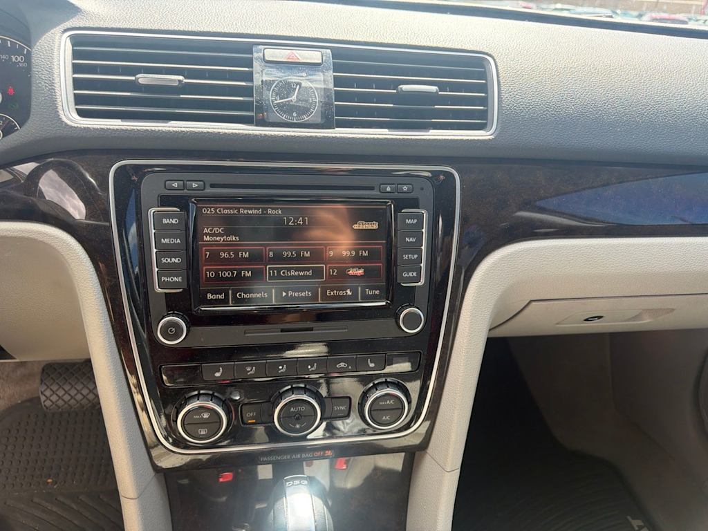 Thumbnail: 2014 Volkswagen Passat - 10