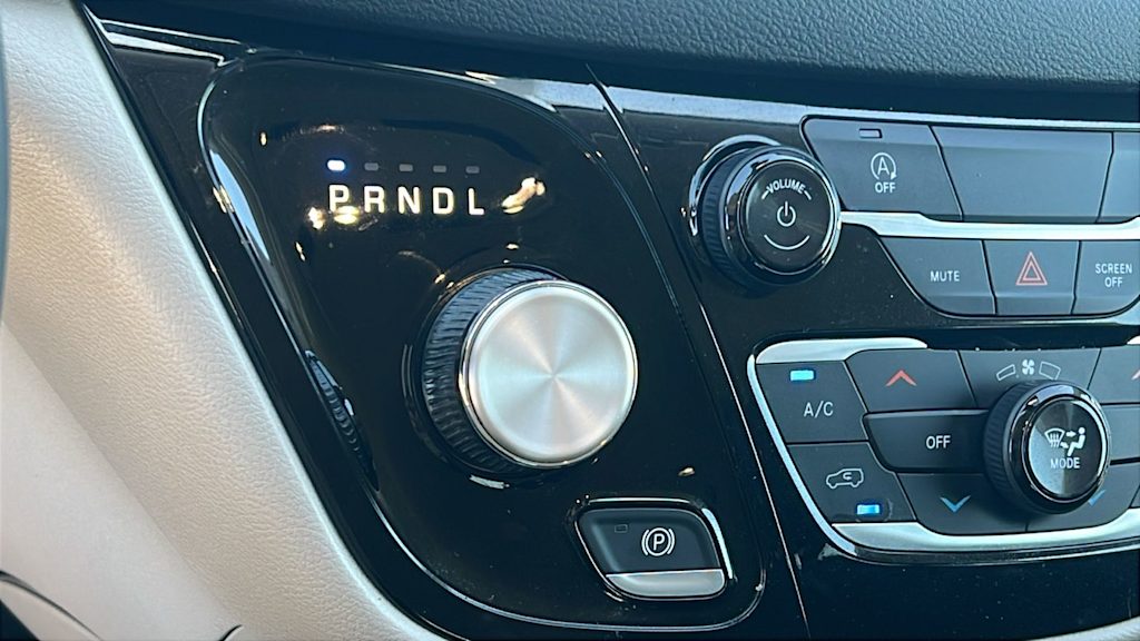 Thumbnail: 2023 Chrysler Voyager - 15