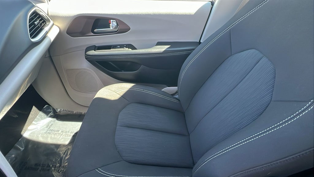 Thumbnail: 2023 Chrysler Voyager - 11