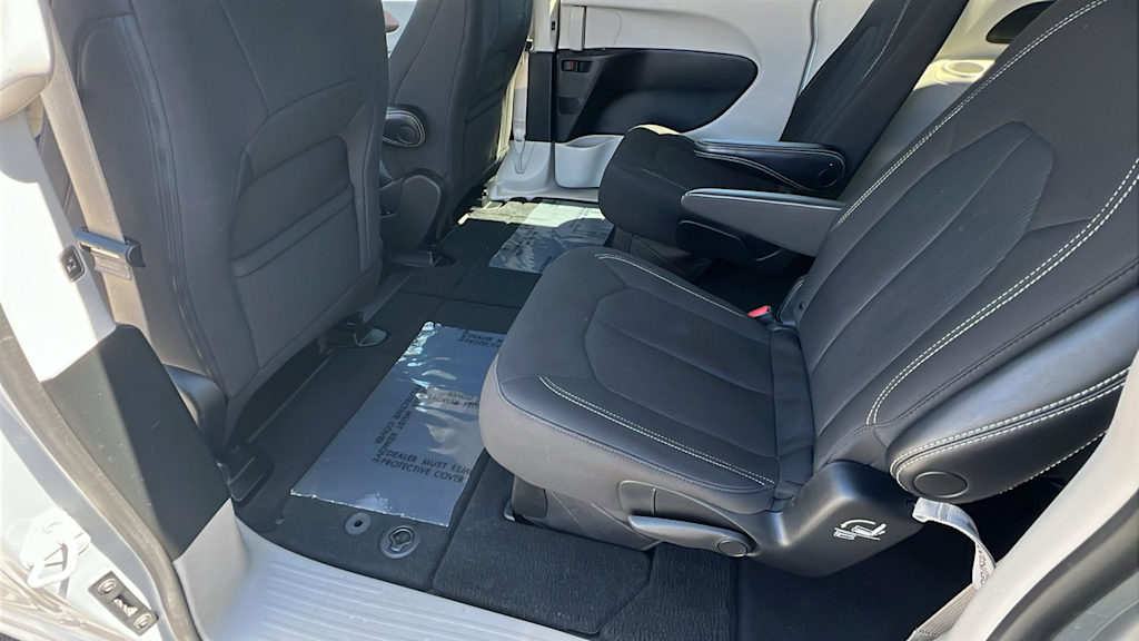 Thumbnail: 2023 Chrysler Voyager - 12