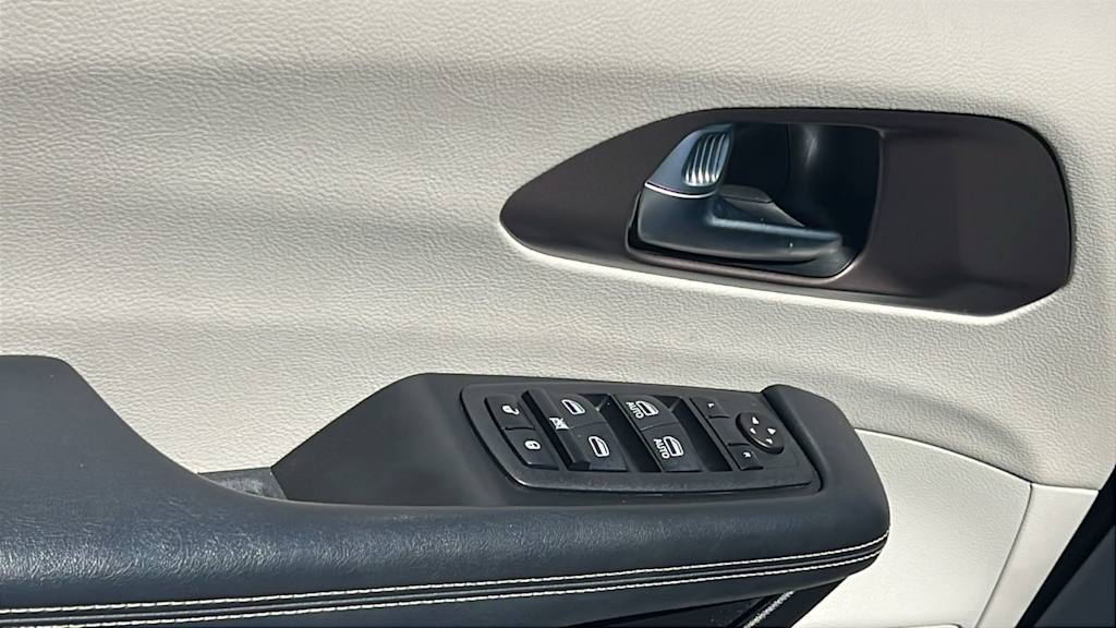 Thumbnail: 2023 Chrysler Voyager - 27