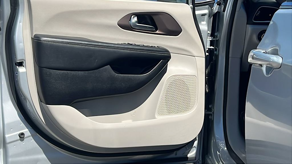 Thumbnail: 2023 Chrysler Voyager - 28