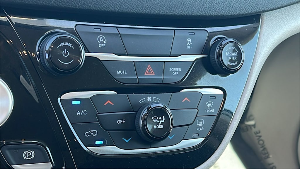 Thumbnail: 2023 Chrysler Voyager - 22