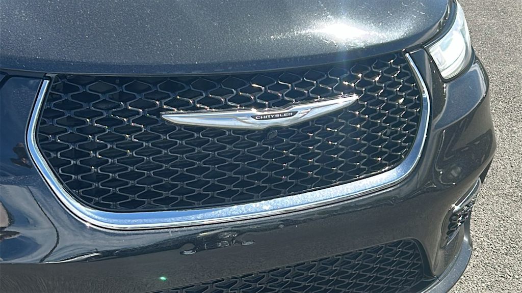 Thumbnail: 2023 Chrysler Pacifica - 21
