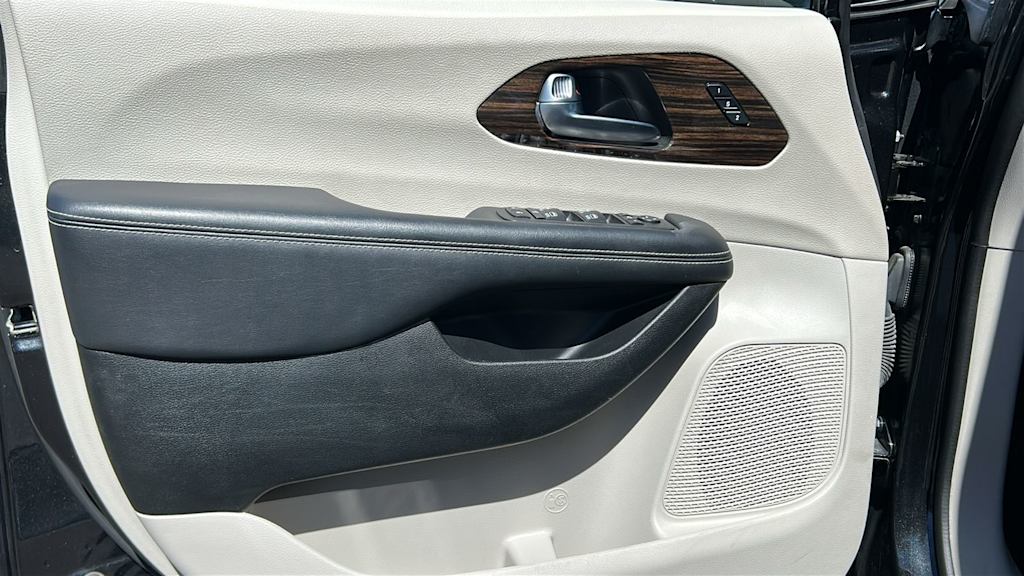 Thumbnail: 2023 Chrysler Pacifica - 28