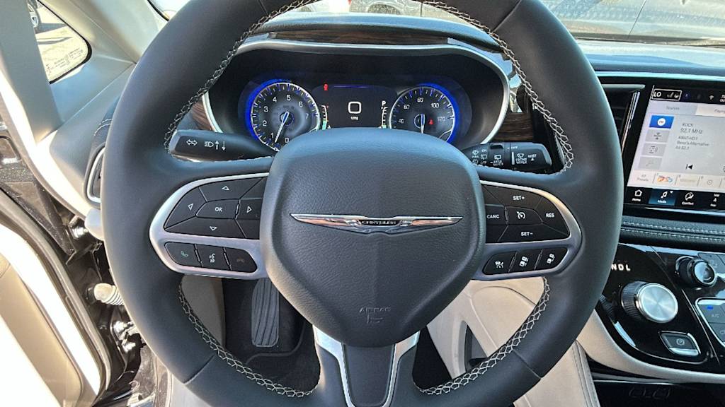 Thumbnail: 2023 Chrysler Pacifica - 9