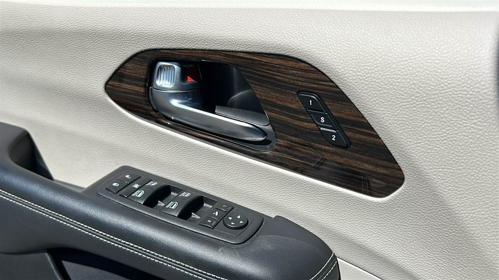 Thumbnail: 2023 Chrysler Pacifica - 27