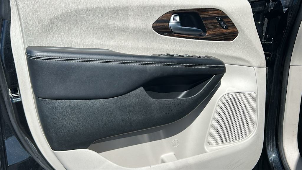 Thumbnail: 2023 Chrysler Pacifica - 30