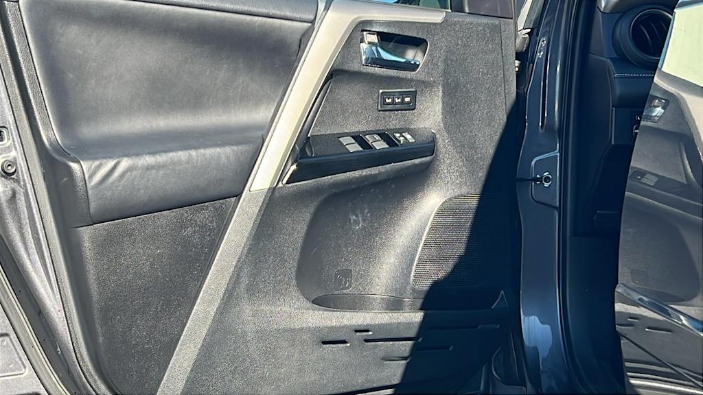 Thumbnail: 2017 Toyota RAV4 - 29