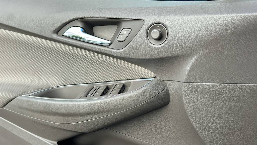 Thumbnail: 2018 Chevrolet Cruze - 21