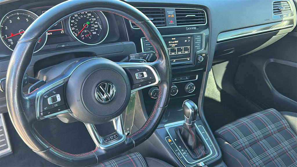 Thumbnail: 2017 Volkswagen Golf - 2