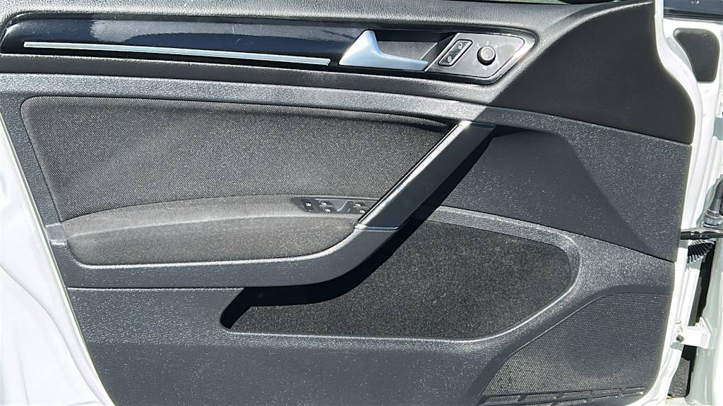 Thumbnail: 2017 Volkswagen Golf - 27
