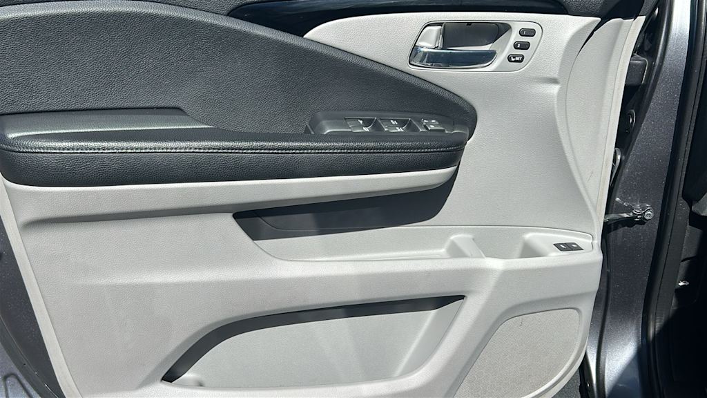 Thumbnail: 2017 Honda Pilot - 29