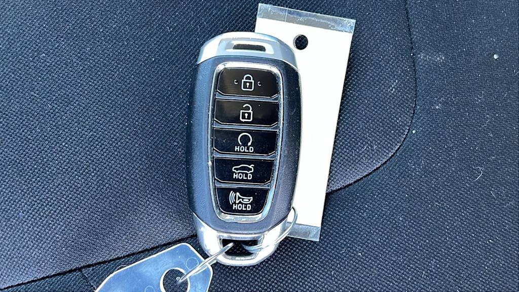 Thumbnail: 2022 Hyundai Elantra - 17