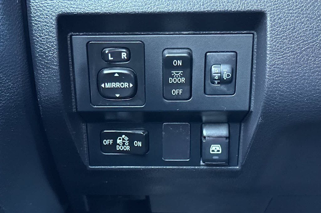 Thumbnail: 2014 Toyota Tundra - 37