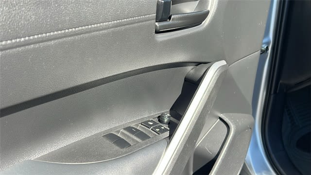 2022 Toyota Corolla Cross LE 28
