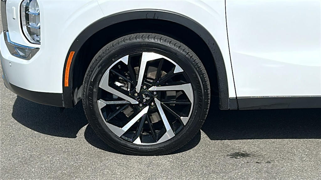 Thumbnail: 2024 Mitsubishi Outlander - 8