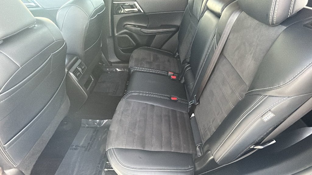 Thumbnail: 2024 Mitsubishi Outlander - 12