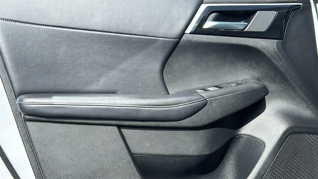 Thumbnail: 2024 Mitsubishi Outlander - 29